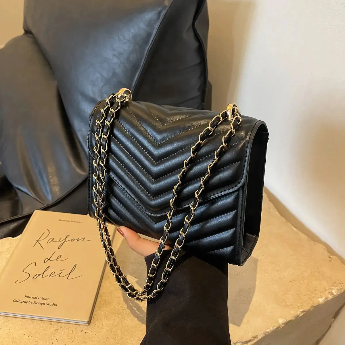 Luxury Embossed Retro Style Fashion Leather Shoulder Crossbody Saddle Handbag for Women's Messenger Bags